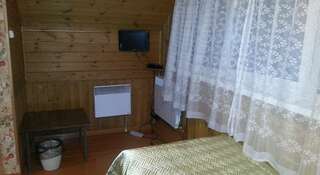 Гостиница Пятница Байкальск Двухместный номер с 2 отдельными кроватями и общей ванной комнатой-3